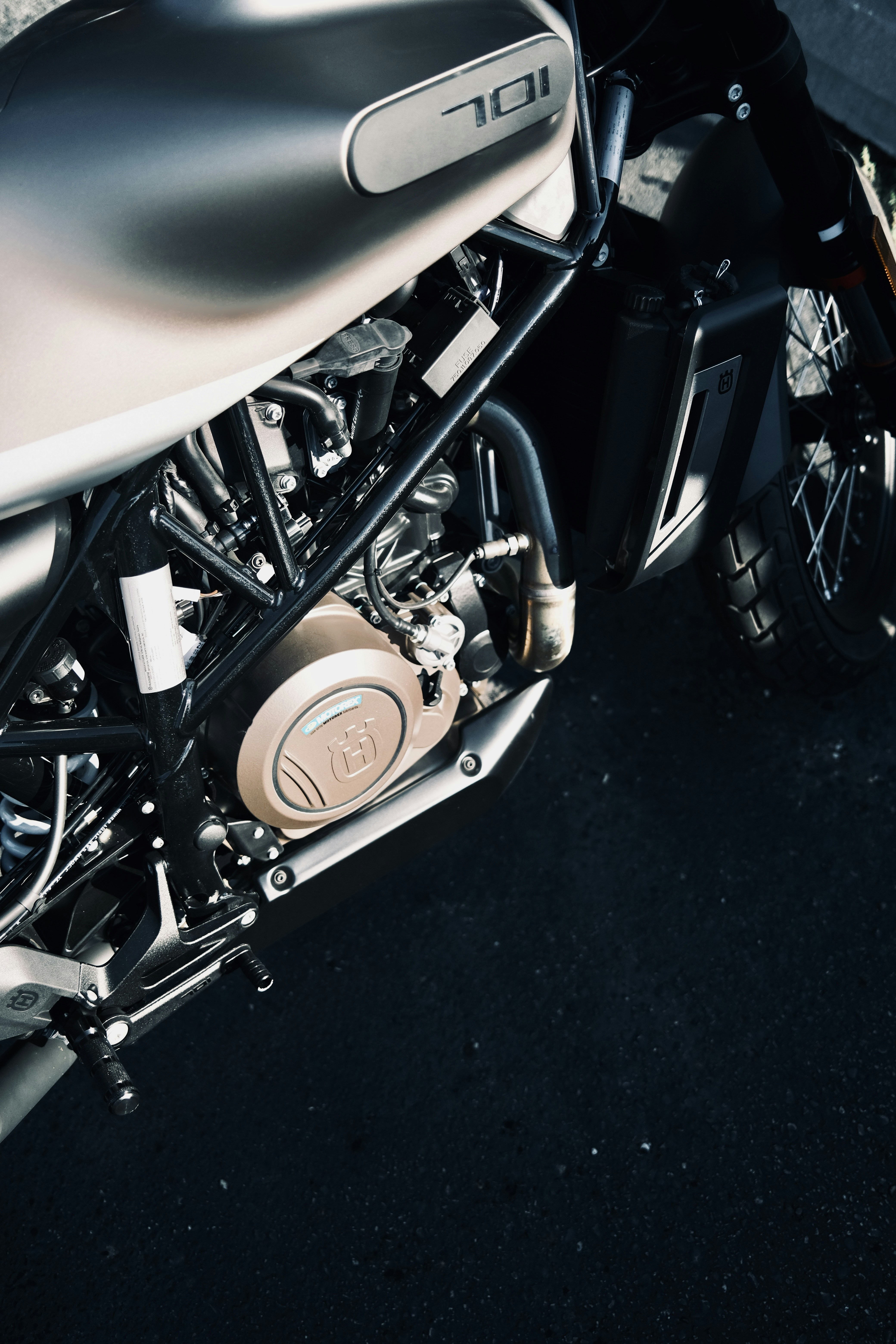 black and white bed linen