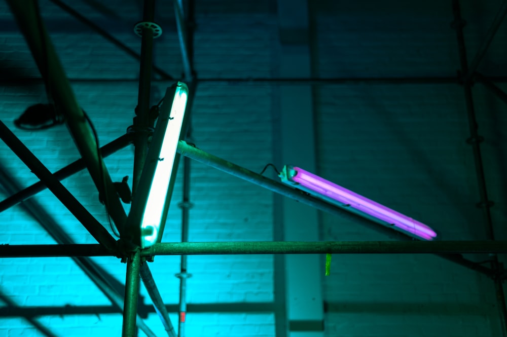 uma luz de néon está pendurada em um fio
