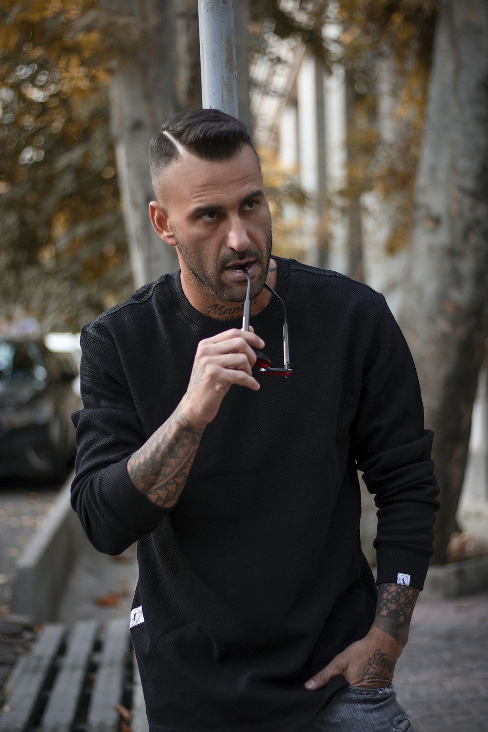 Un homme avec une cigarette à la bouche