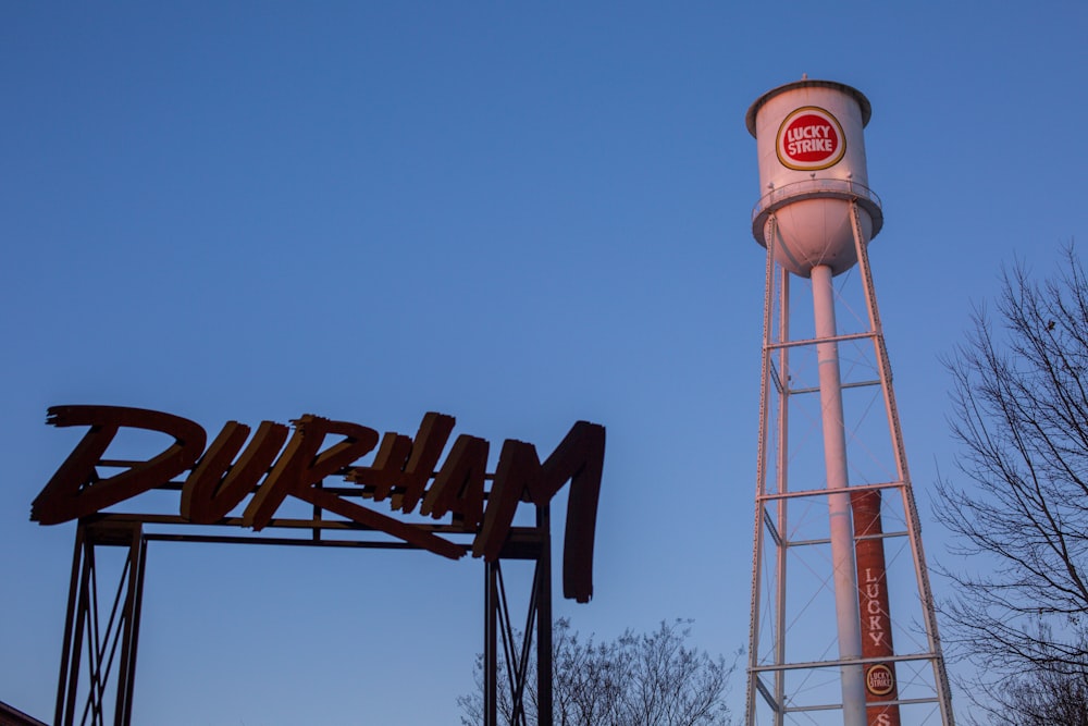 Una torre dell'acqua con un cartello che dice Dunkin'Donuts