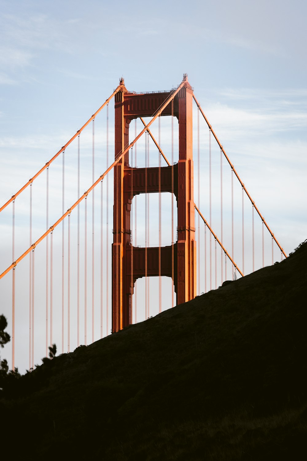 uma vista da ponte do portão dourado do topo de uma colina