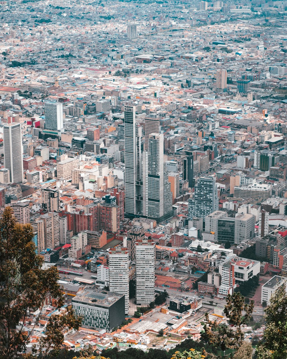 uma vista de uma cidade do topo de uma colina