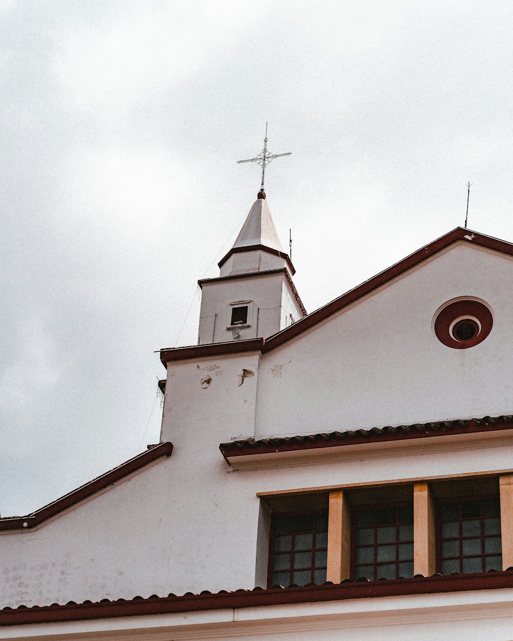 une église avec une tour de l’horloge et un clocher