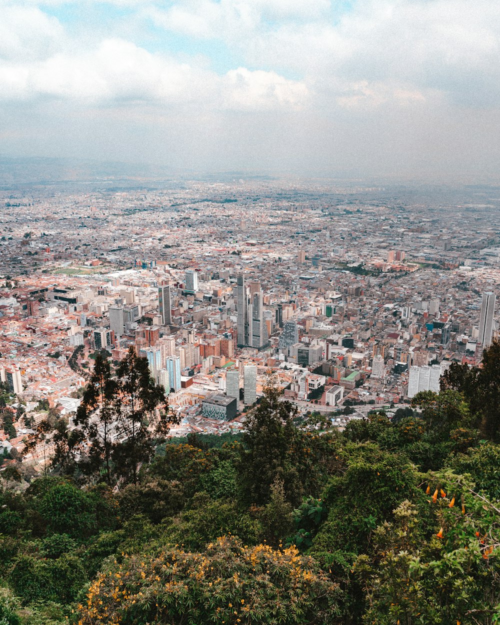 Una vista di una città dalla cima di una collina