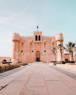 An interactive quiz question screen featuring a famous historical site in the UAE.