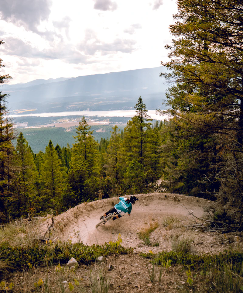 Mountainbiker auf Trail – Unfallschutz beim Sport