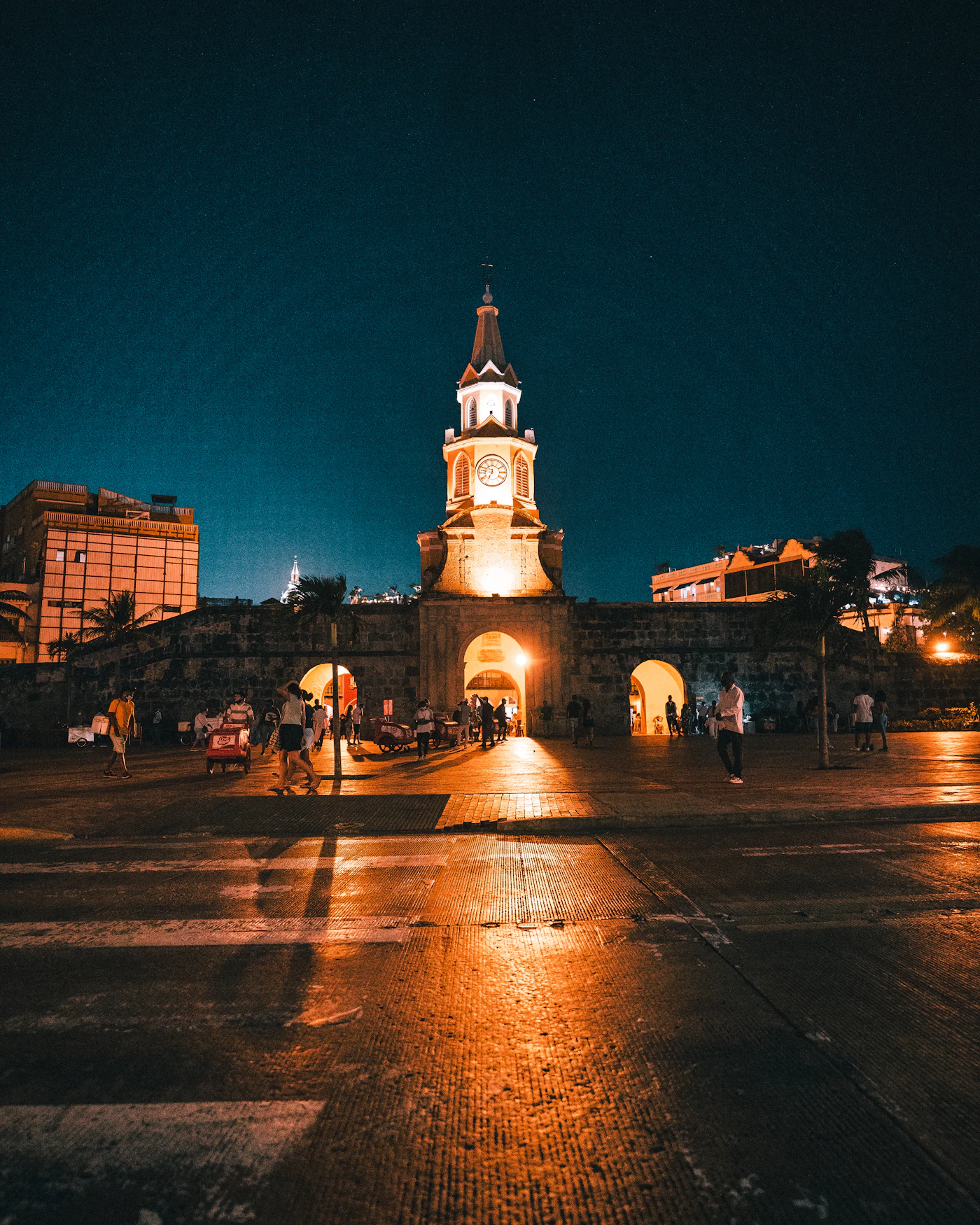 Torre del Reloj iluminada de noche, la entrada histórica a la ciudad amurallada de Cartagena, Colombia