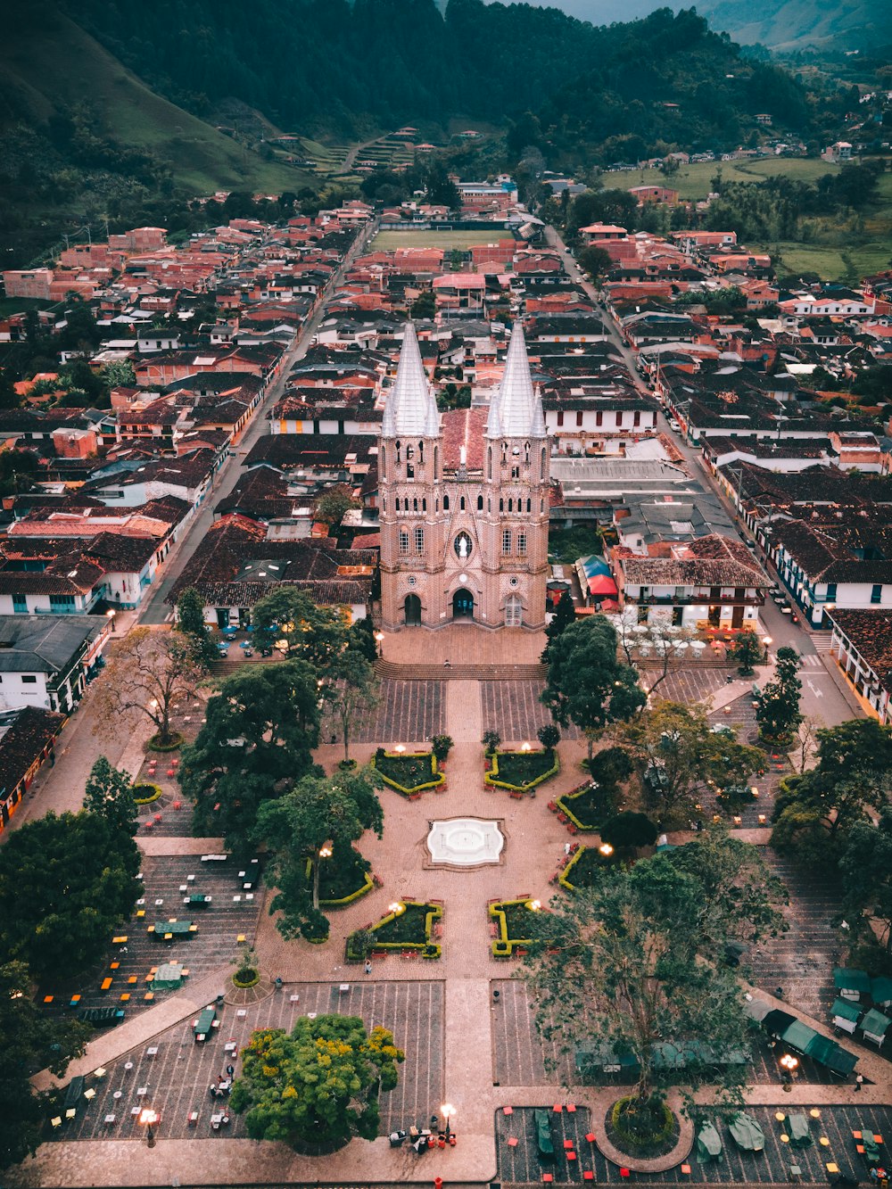 uma vista aérea de uma cidade com uma torre do relógio