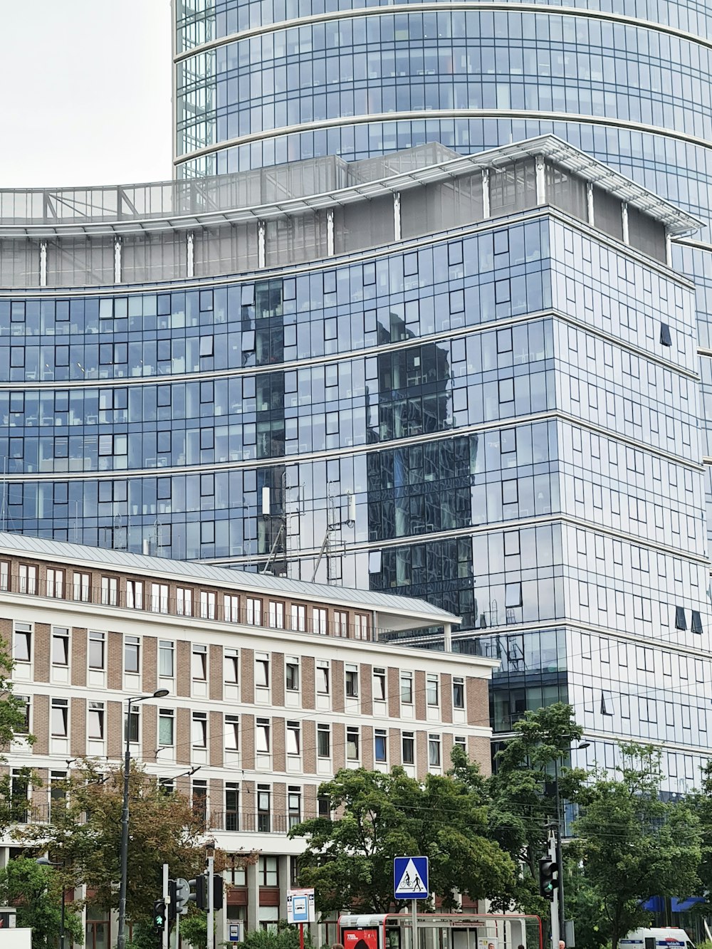 um edifício muito alto com um monte de janelas