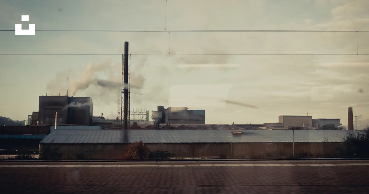 Une usine avec de la fumée sortant de ses cheminées photo – Photo ...