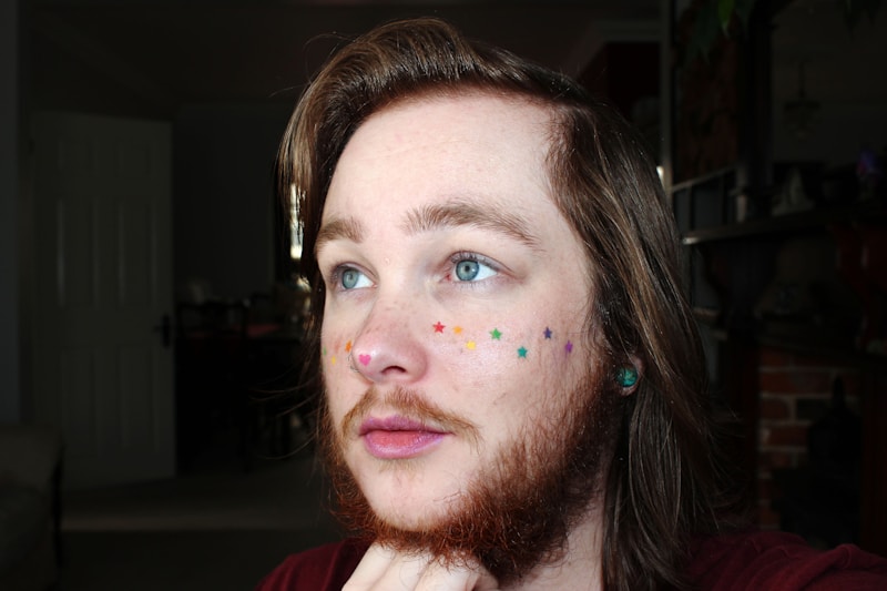 Hombre trans atractivo con camisa roja