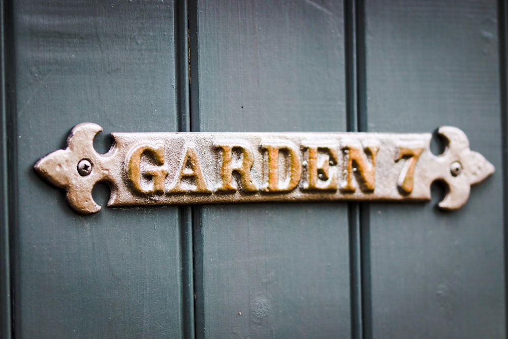 Un letrero de metal que dice Garden 7 en él