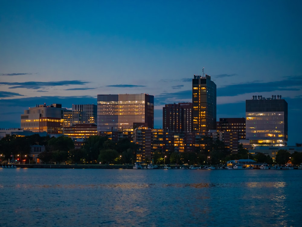 une vue d’une ville la nuit de l’autre côté de l’eau