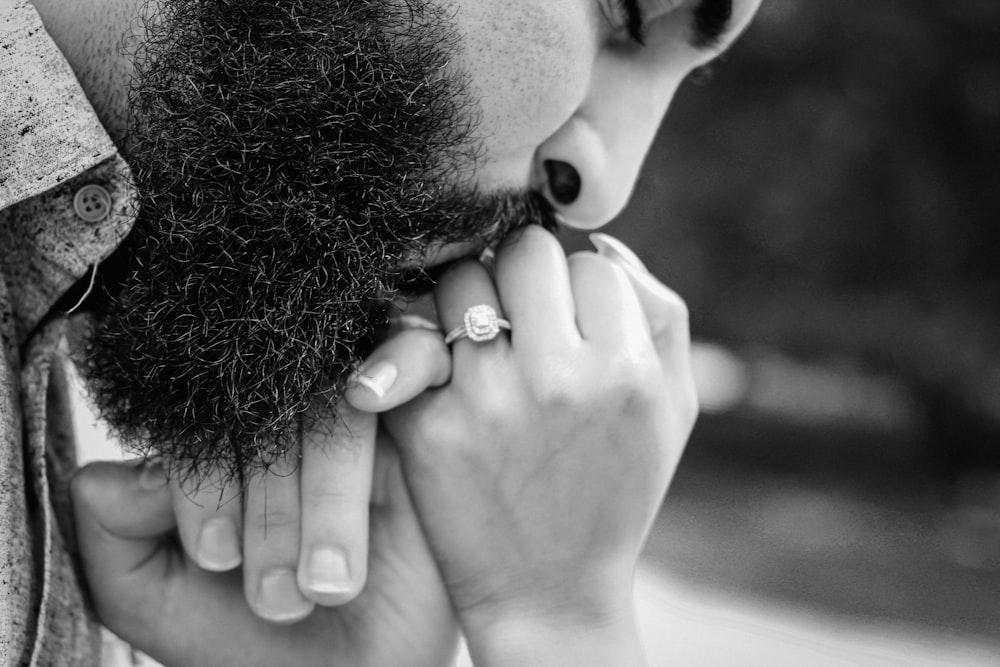 Una foto en blanco y negro de un hombre con barba