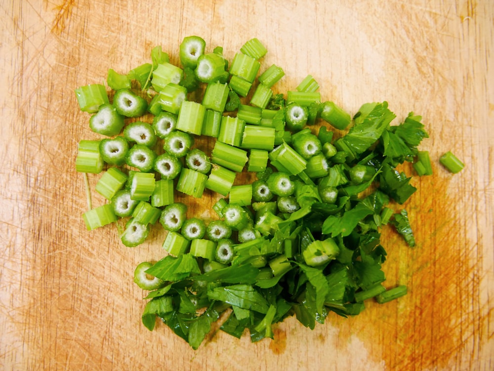 verduras verdes picadas en una tabla de cortar
