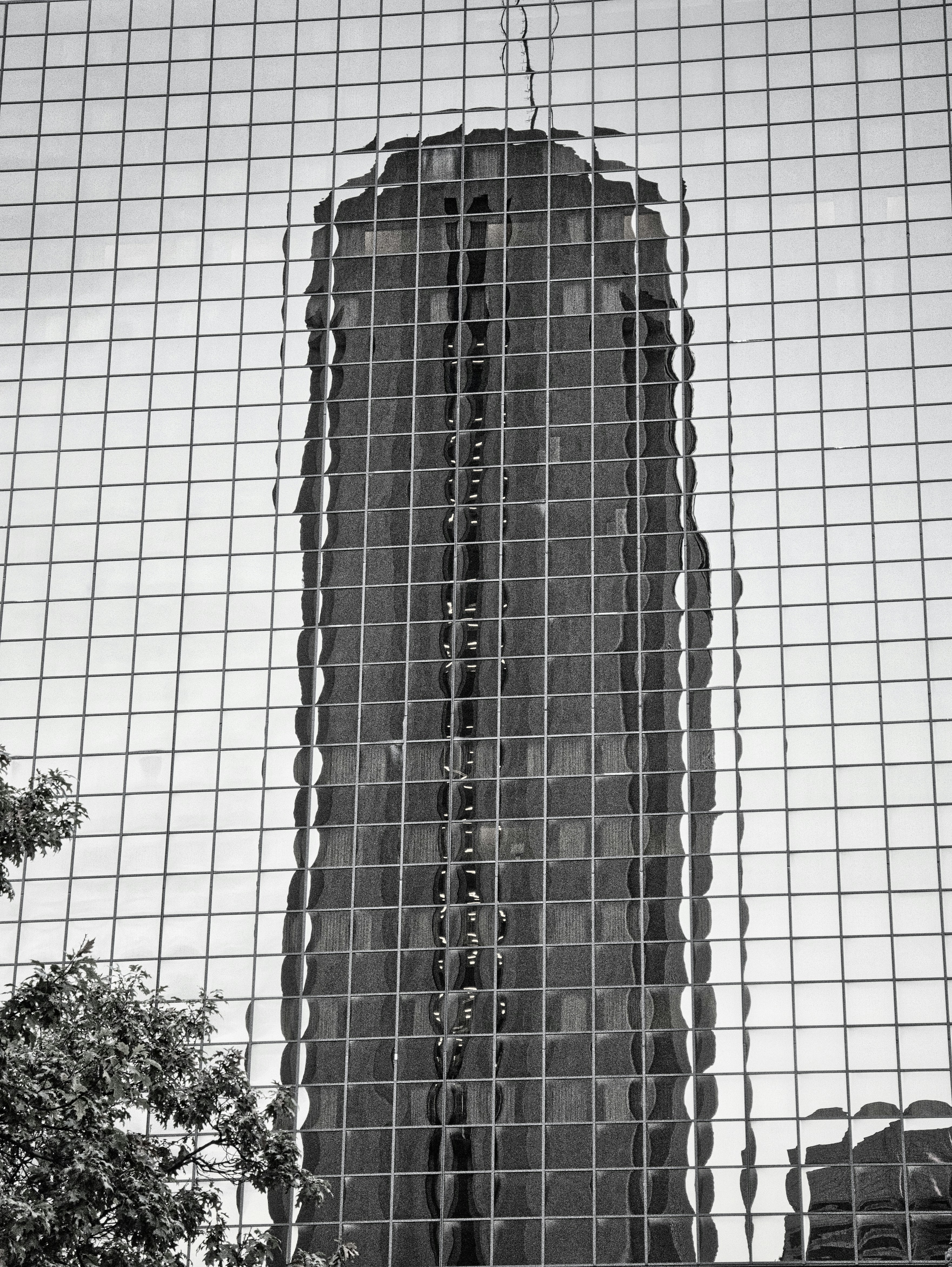 Ein sehr hohes Gebäude mit vielen Fenstern