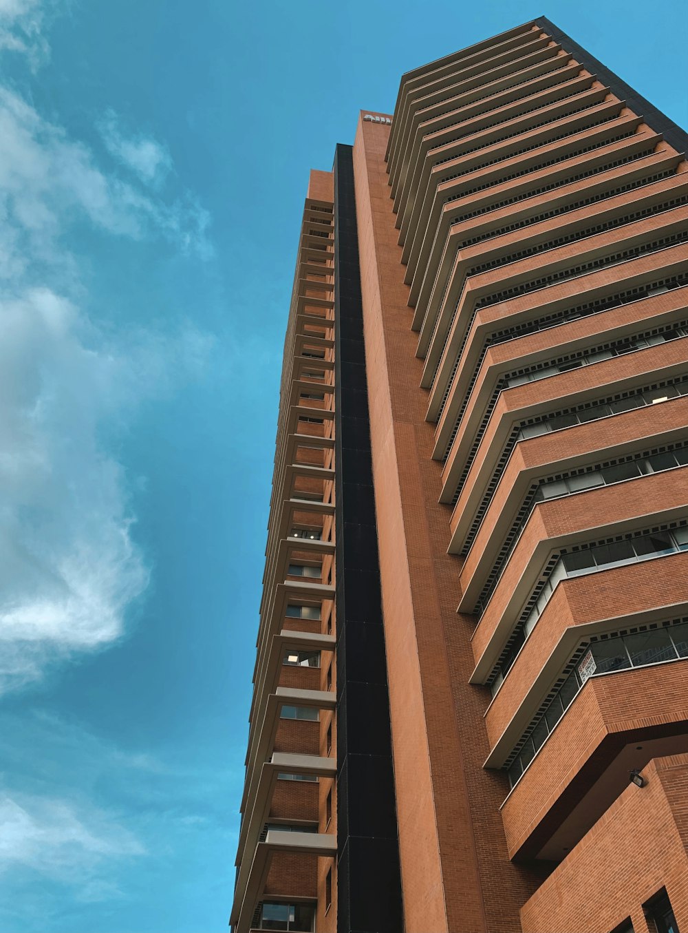 Un edificio alto con uno sfondo del cielo