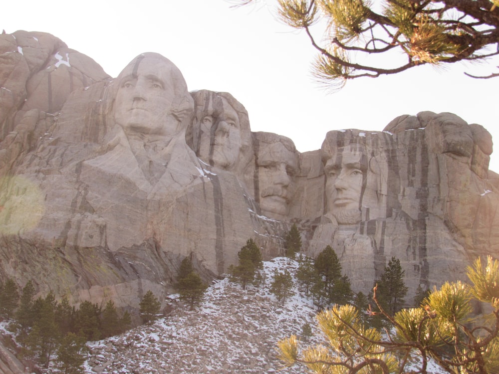 Un grupo de presidentes tallados en la ladera de una montaña