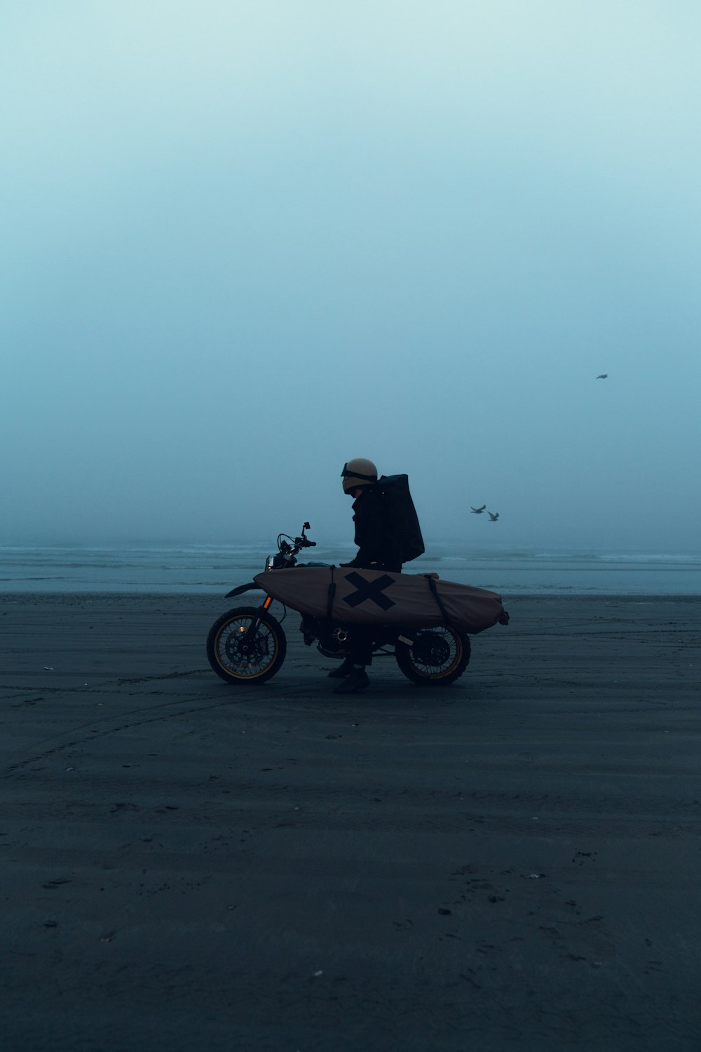 ビーチでバイクに乗っている人