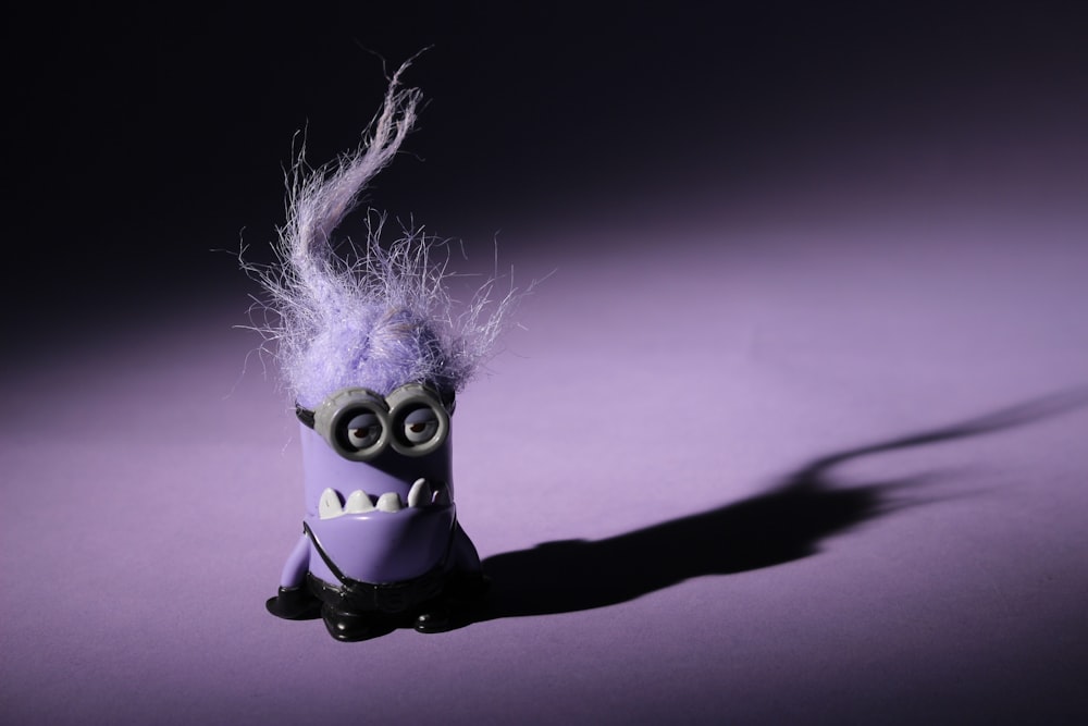 Ein lila Spielzeug mit seltsamen Haaren und Augen