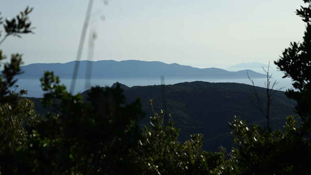 una vista di una catena montuosa da lontano