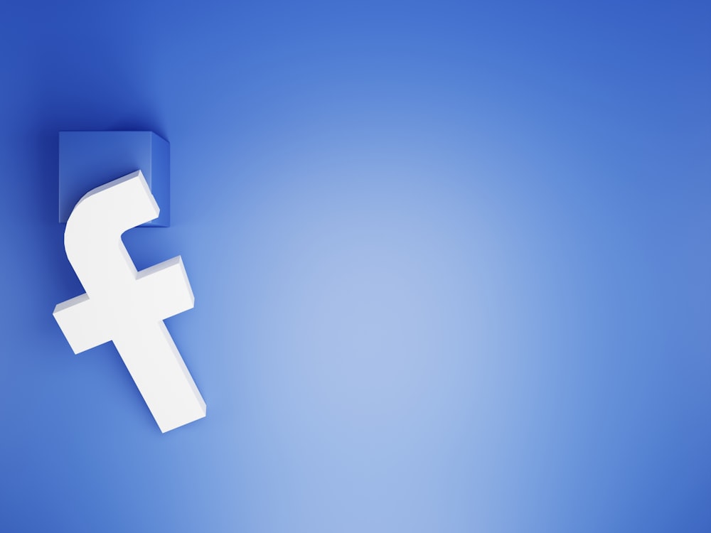 Un logotipo blanco de Facebook sobre un fondo azul
