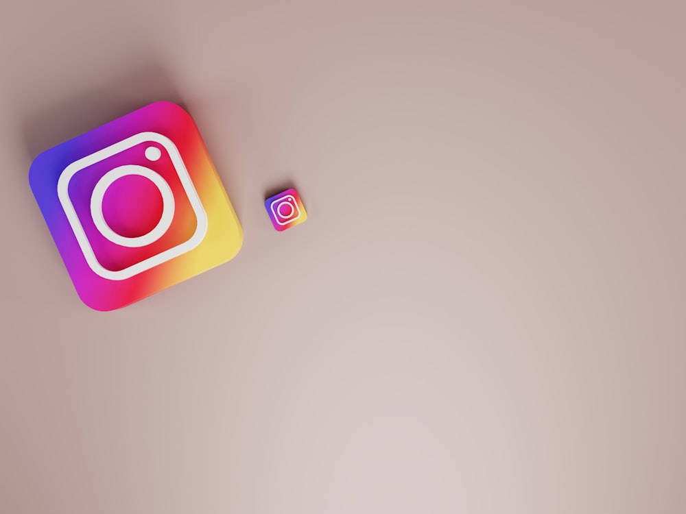 Un adesivo Instagram accanto a un adesivo quadrato
