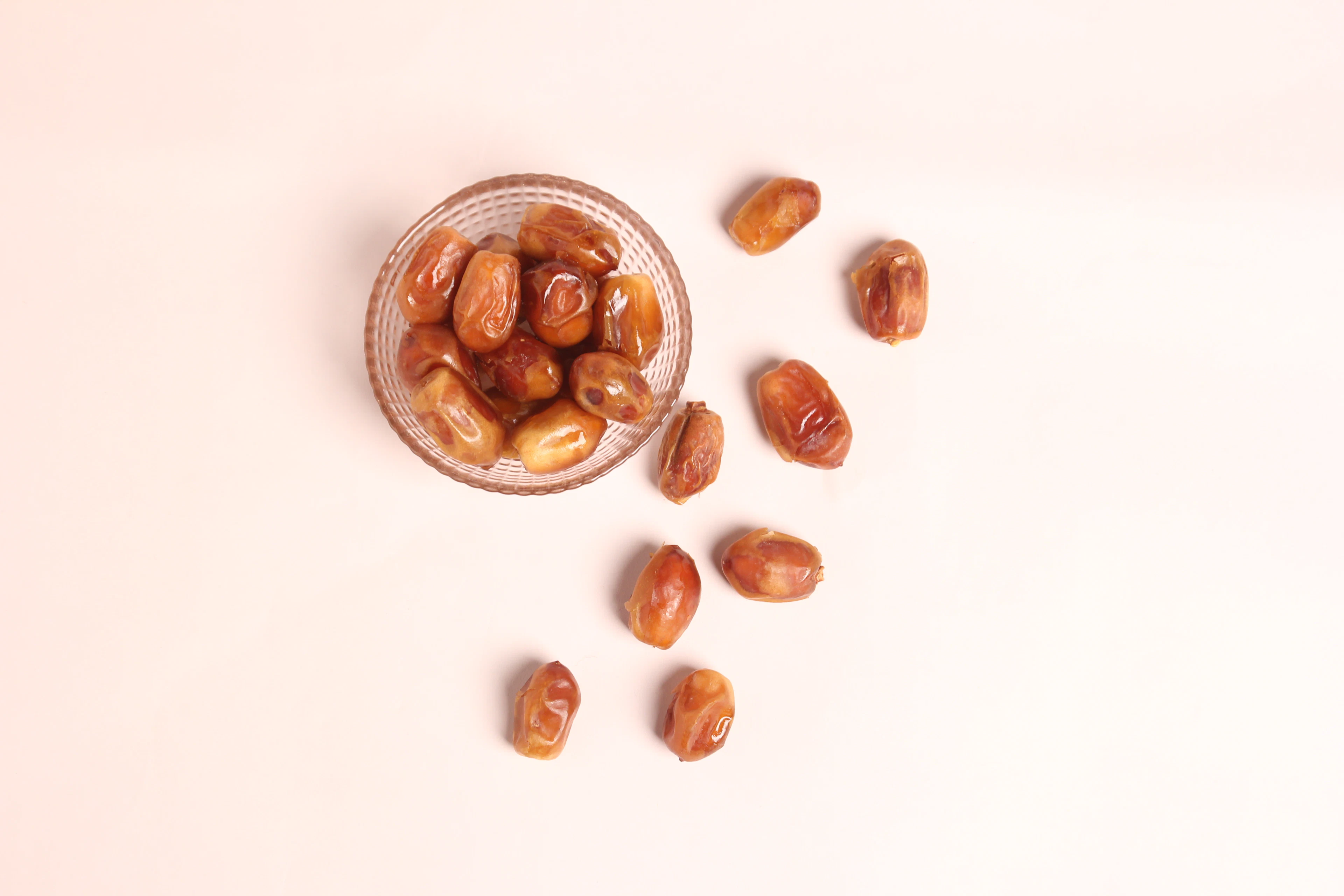 Kurma dalam mangkuk kaca