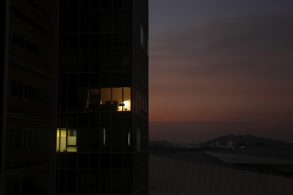 une vue d’une ville la nuit depuis un immeuble de grande hauteur