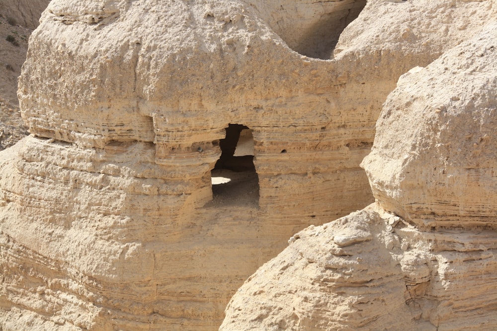 una formazione rocciosa con un buco nel mezzo