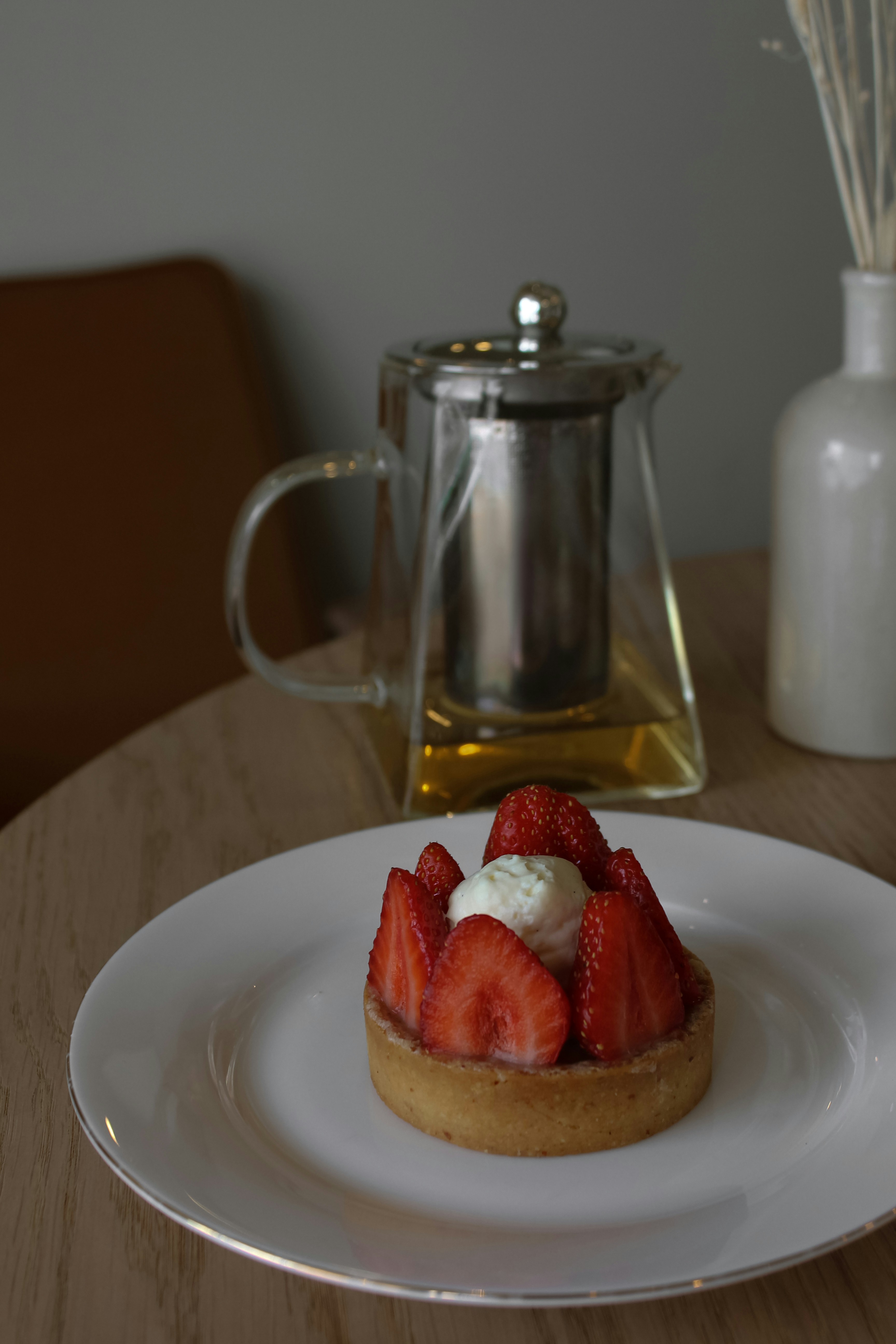 ein kleines Dessert auf einem weißen Teller auf einem Tisch