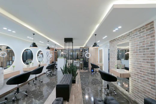 Salón moderno con mesón de mármol y espejos redondos