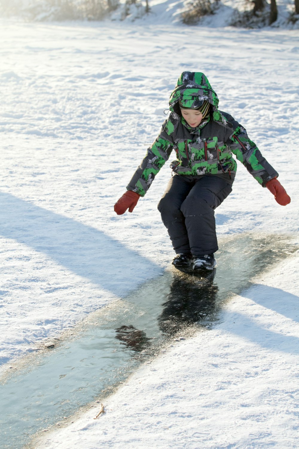 Eine Person, die mit einem Snowboard einen schneebedeckten Hang hinunterfährt