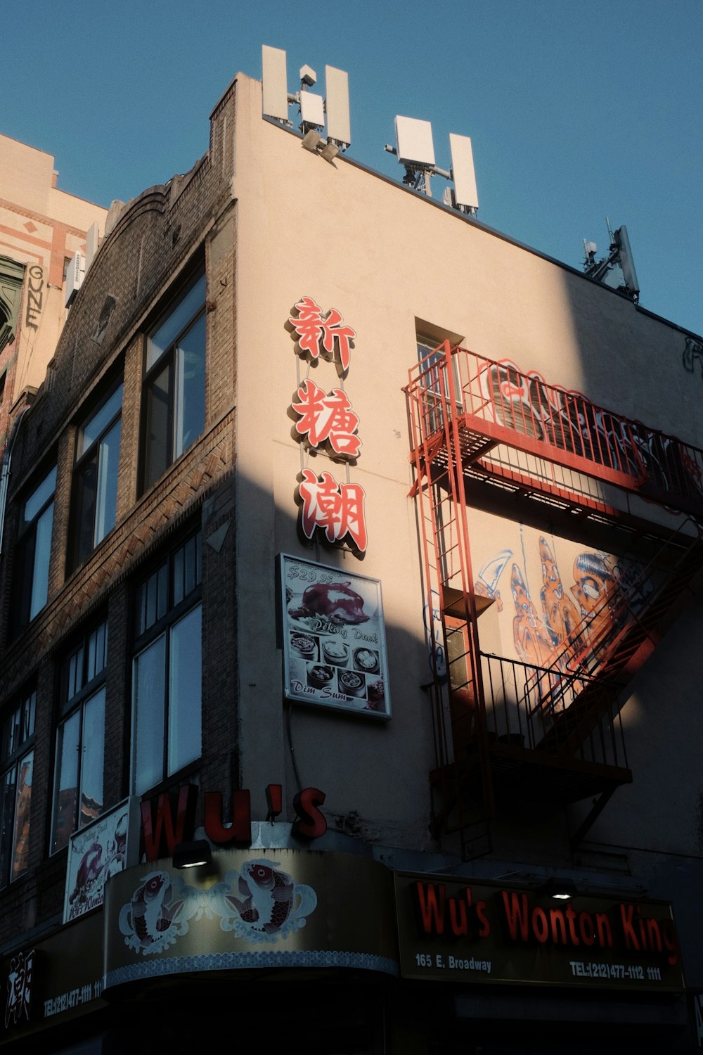 un grand bâtiment avec un tas de panneaux sur le côté