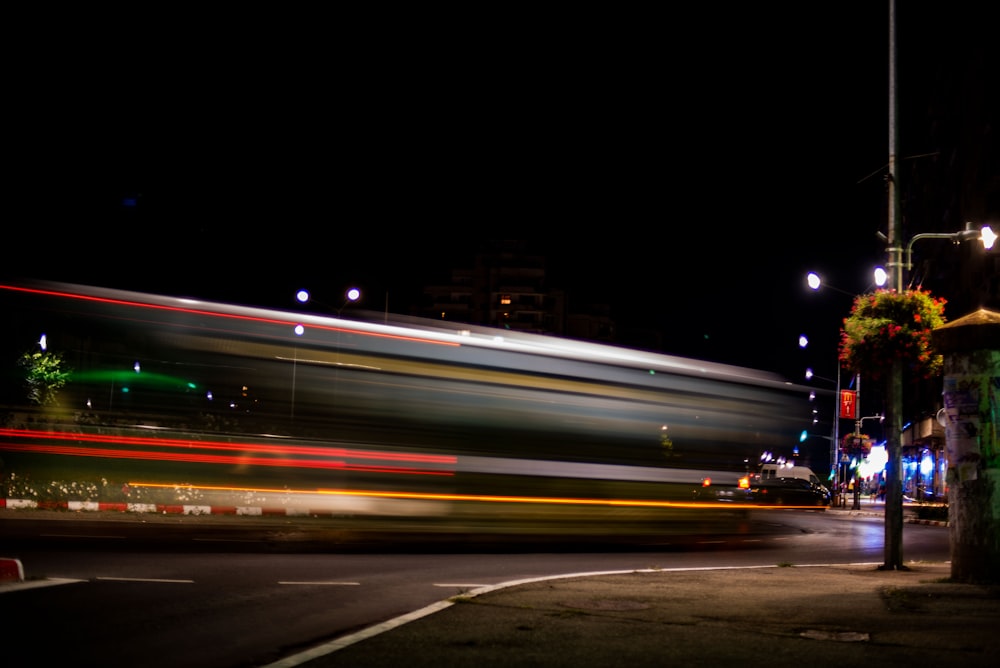 Una foto sfocata di un autobus su una strada della città
