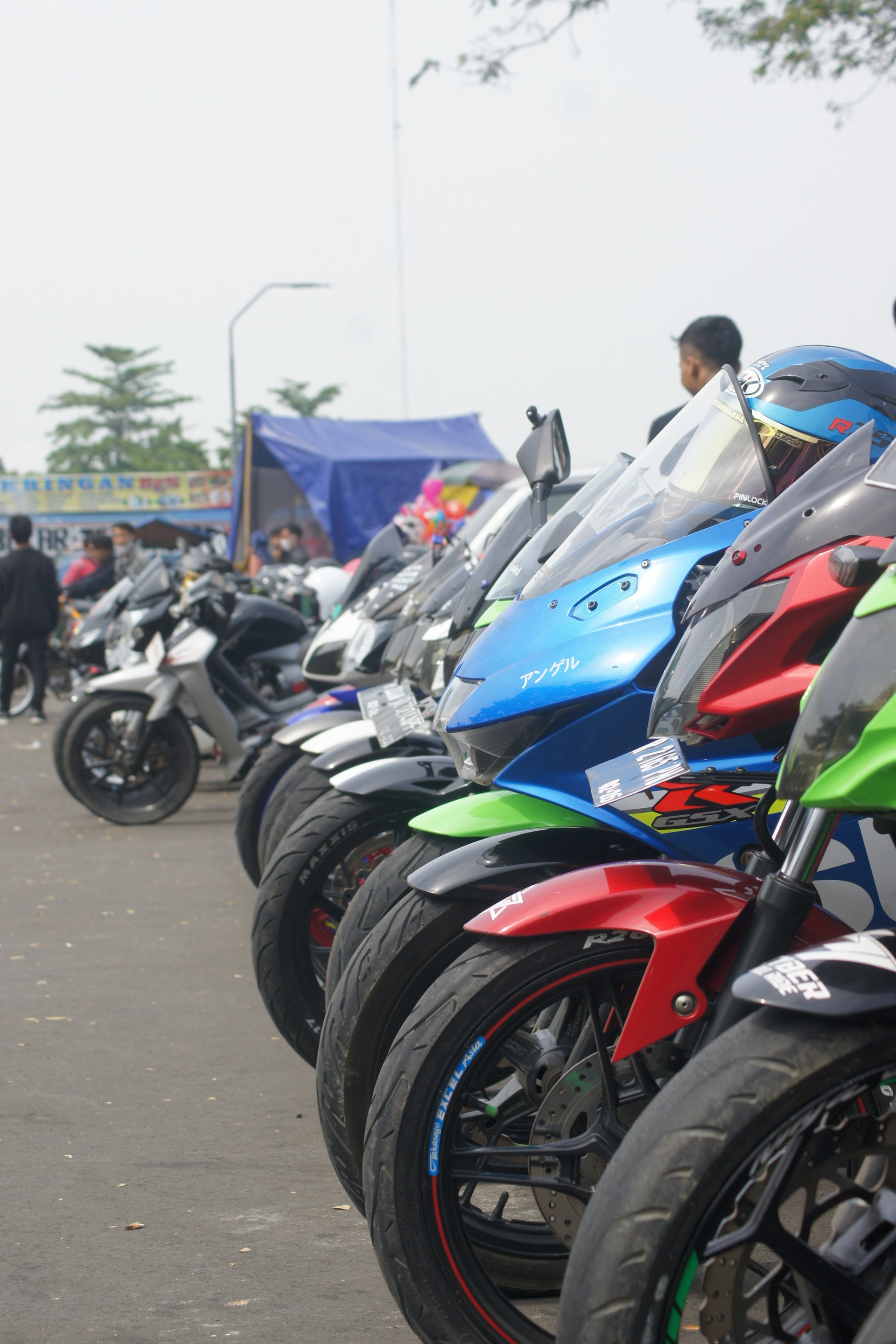 a row of motorcycles parked next to each other