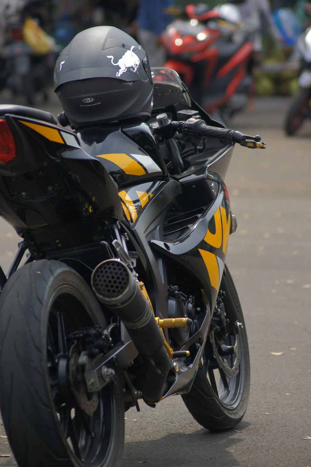 une moto jaune et noire garée dans une rue