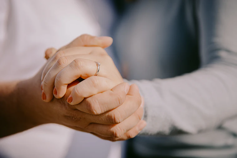 Dos personas tomadas de la mano