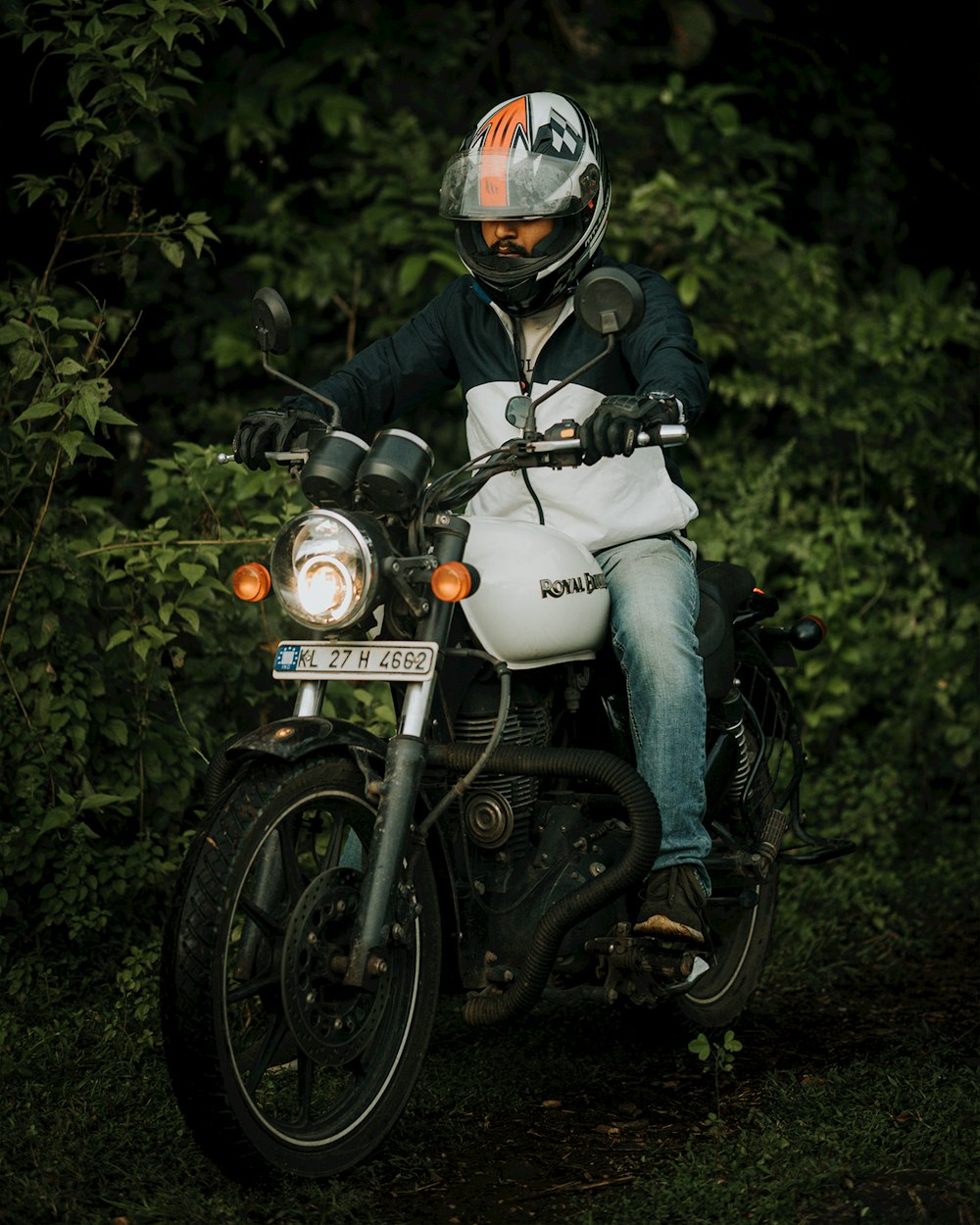 Un hombre montado en la parte trasera de una motocicleta