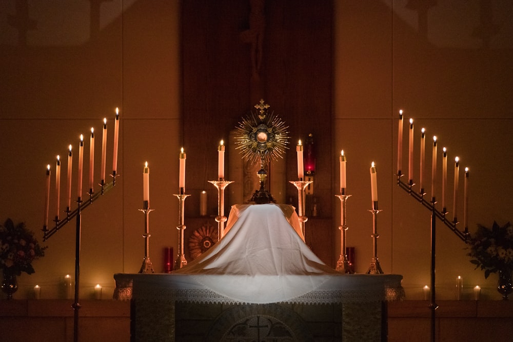 Ein Brautpaar steht am Altar einer Kirche
