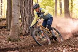 Homme en VTT roulant à travers une forêt dans les Pyrénées