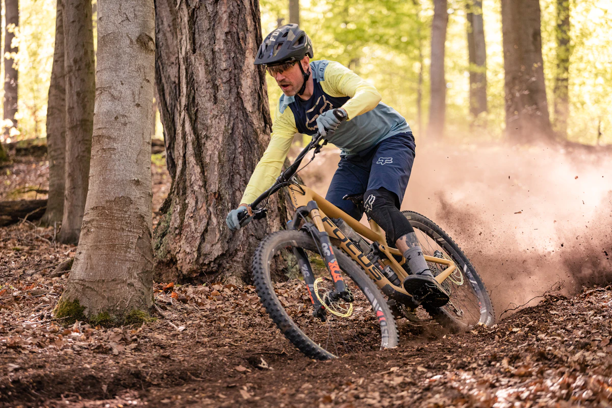 Women cycling in Manali