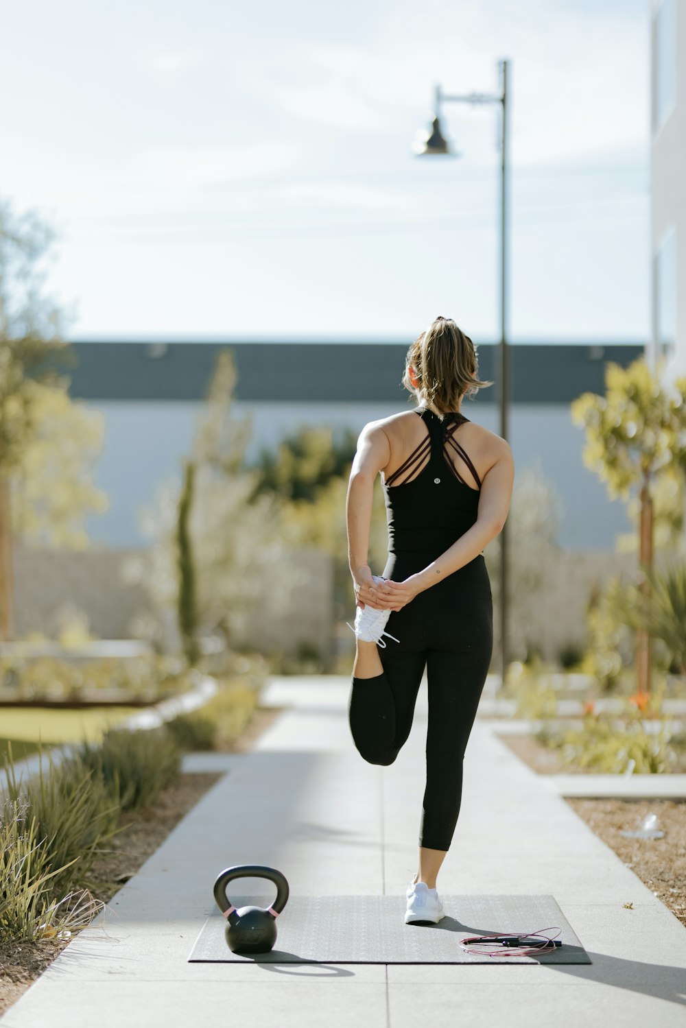 Una donna sta facendo esercizi su un tappetino da yoga