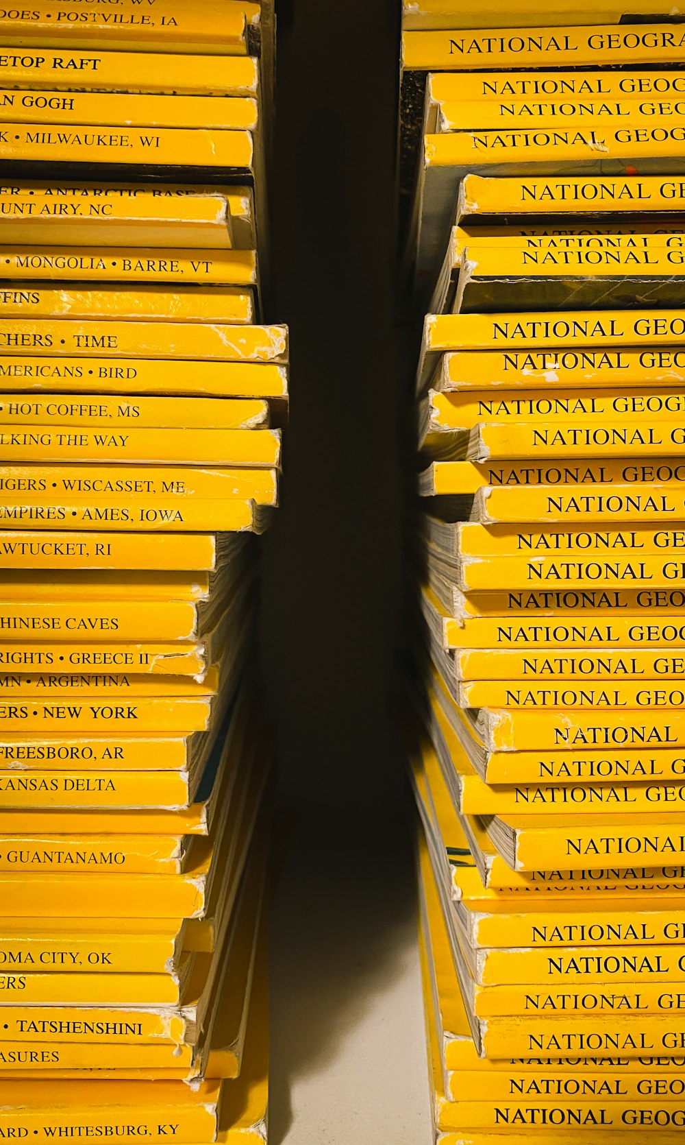 Una pila de libros amarillos sentados encima de una mesa