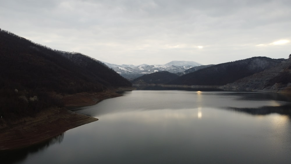 un grand plan d’eau entouré de montagnes