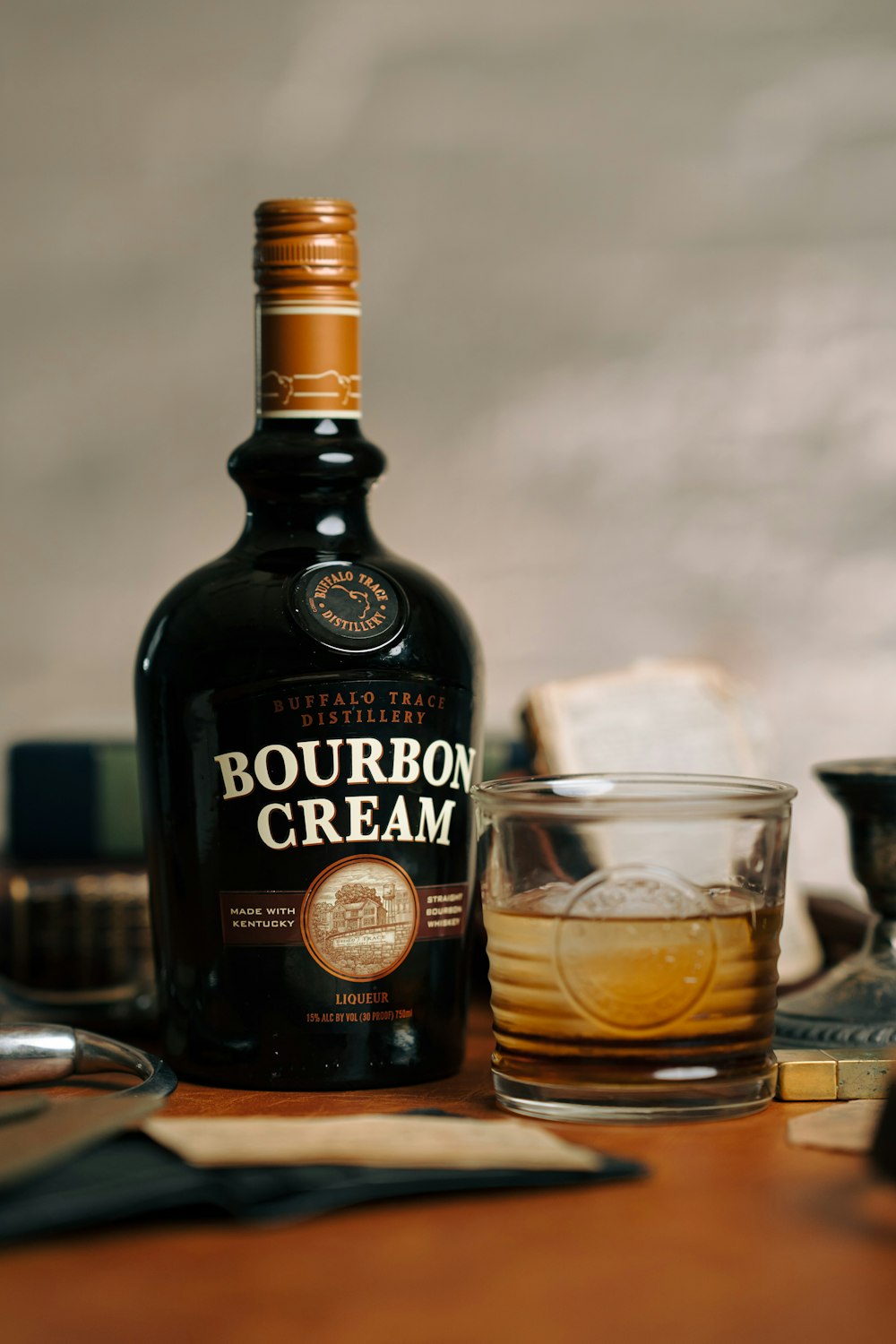 Eine Flasche Bourbon-Creme neben einem Glas