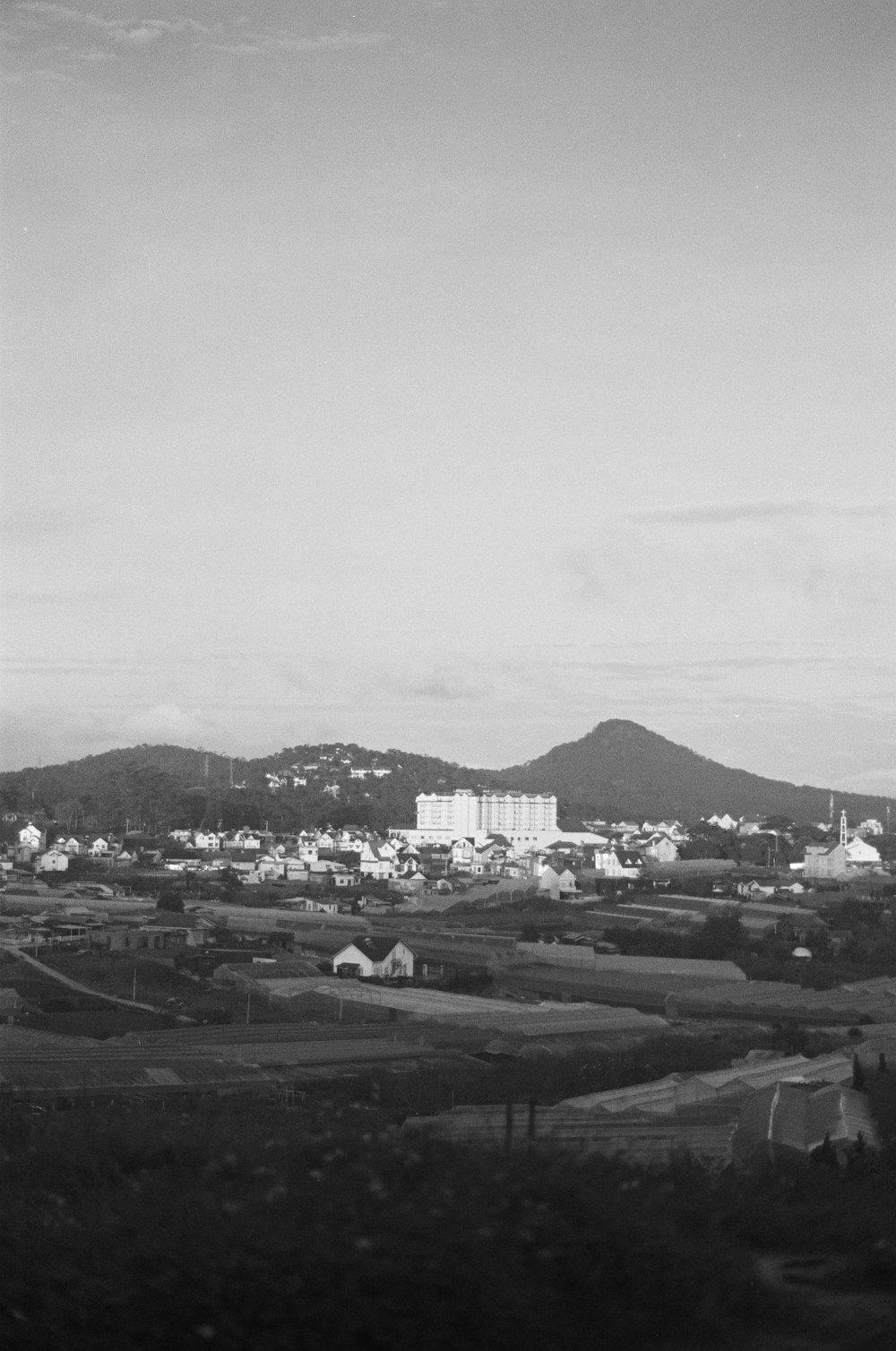 Une photo en noir et blanc d’une ville