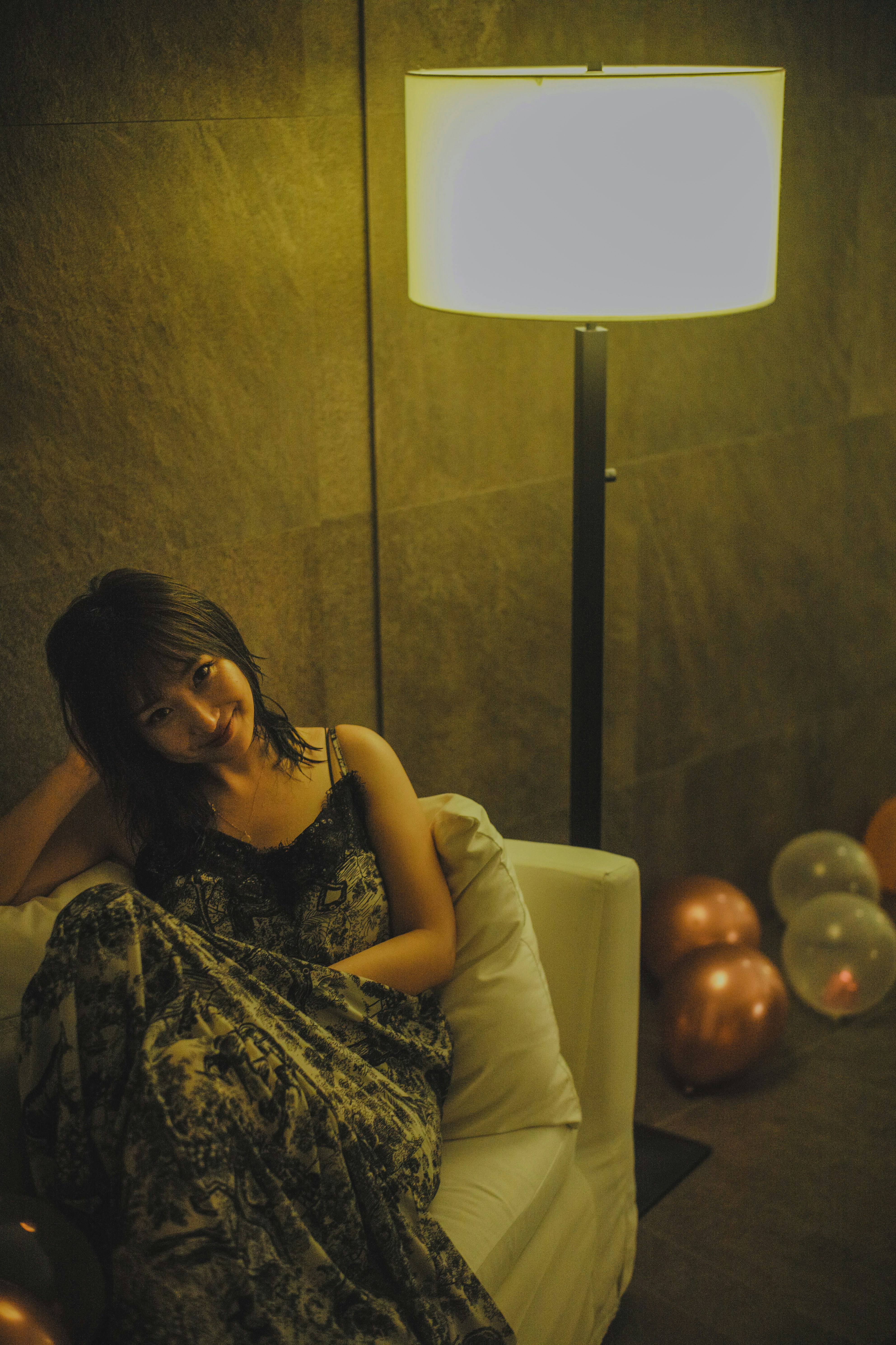 Weekend Flight Hacks: Compact Solar Kits and Power Routines for Budget Mini‑Trips