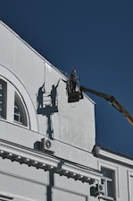 a train traveling down train tracks near a building