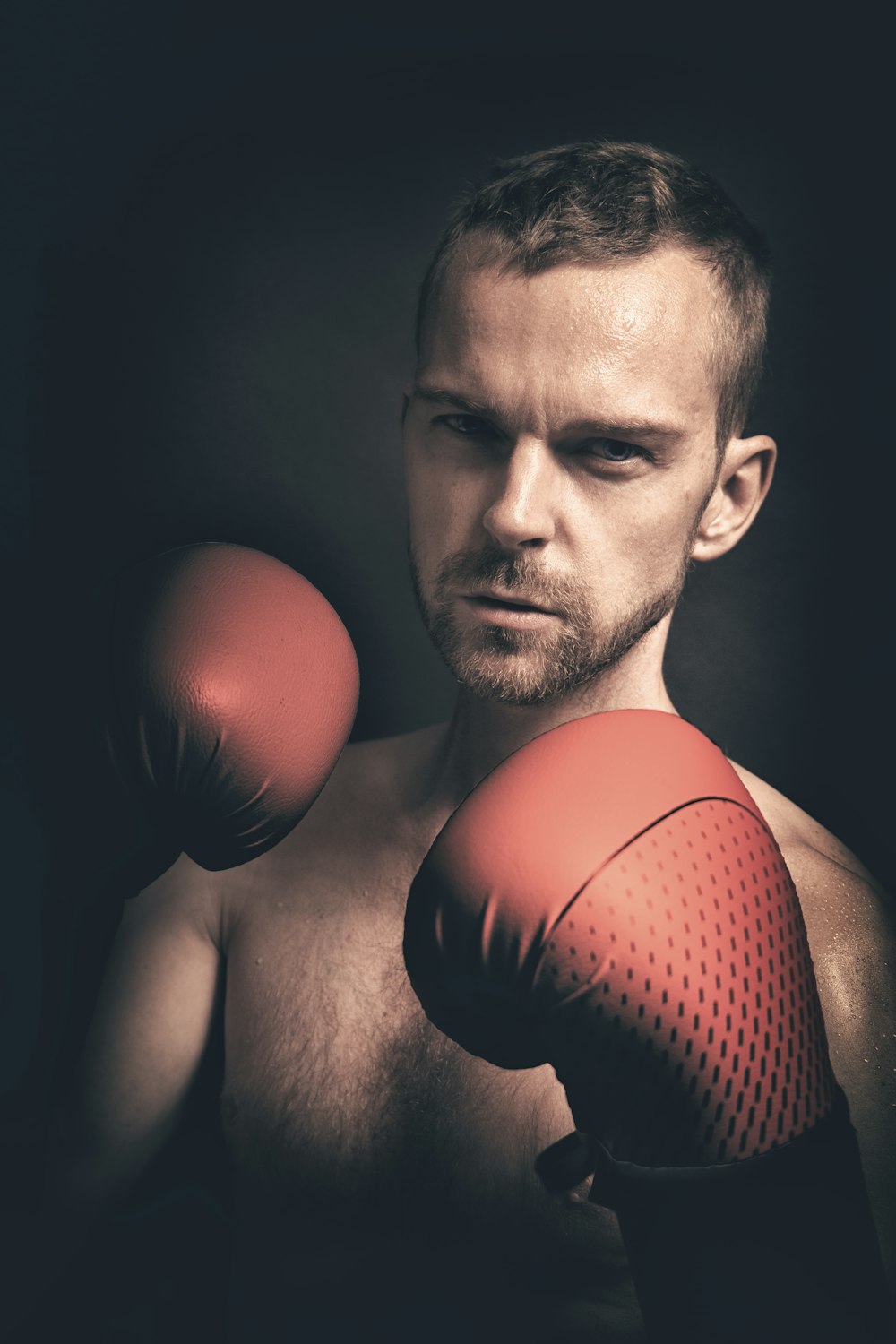 um homem usando luvas de boxe posando para uma foto